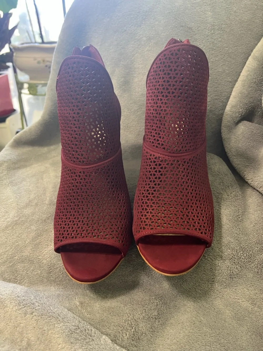 Vince Camuto Red Laser-Cut Peep-Toe Stiletto Booties Size 8.5 - Picture 4 of 17